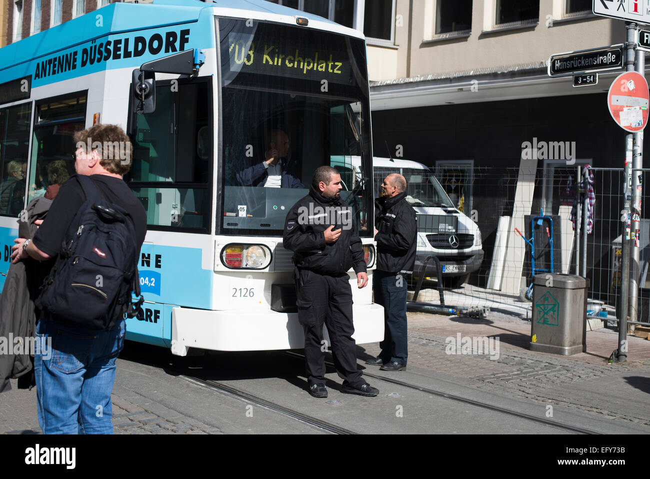 Poliziotti in piedi da un tram arrestato per indagare su un incidente stradale a Düsseldorf, Germania Foto Stock