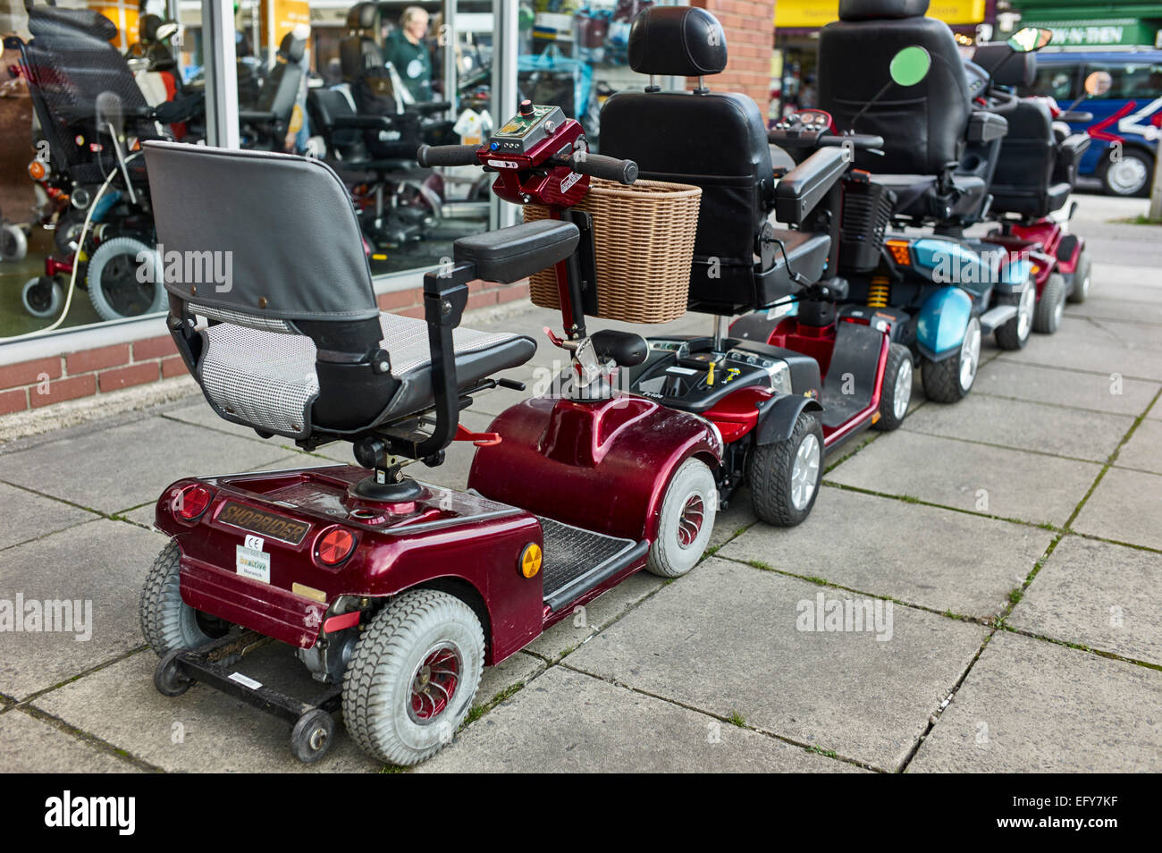 Scooters di mobilità di seconda mano per vendita fuori negozio a Norwich Foto Stock
