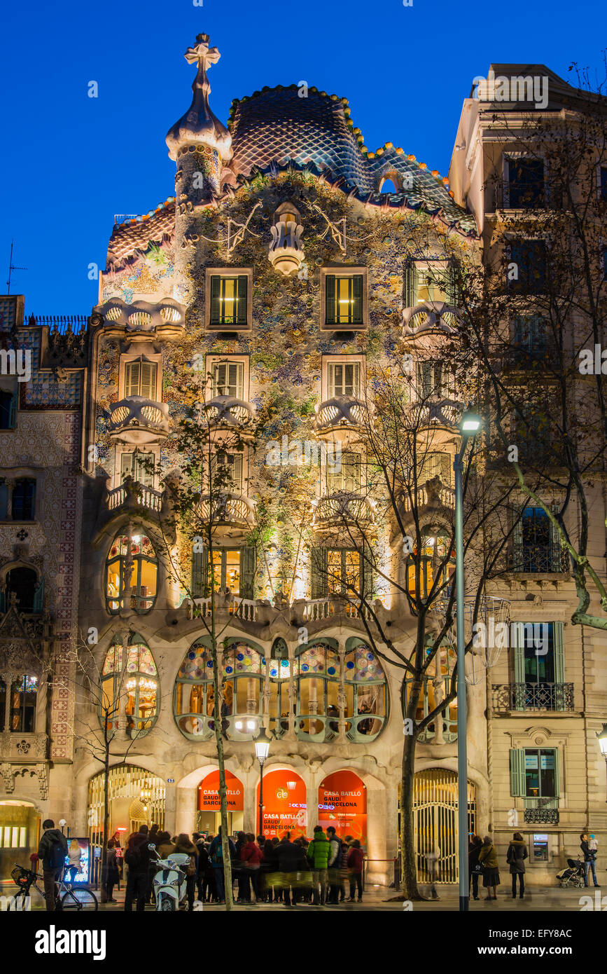 Vista notturna di Casa Batllo, Barcellona, Spagna Foto Stock