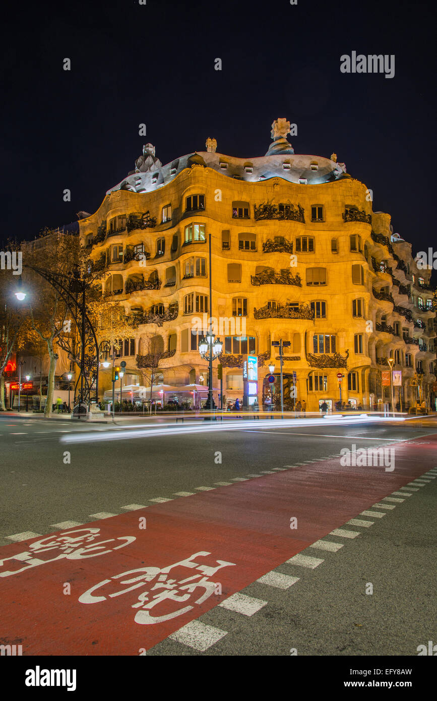 Vista notturna di Casa Mila o La Pedrera, Barcellona, in Catalogna, Spagna Foto Stock