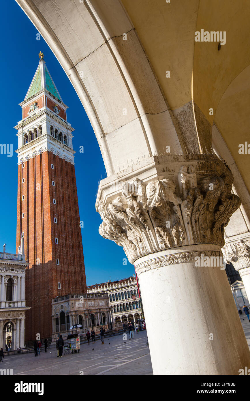 Campanile di San Marco si vede dal colonnato di Palazzo Ducale, Venezia, Veneto, Italia Foto Stock