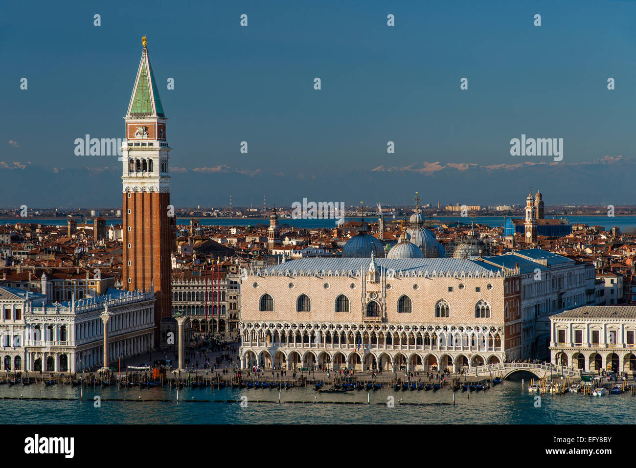 Skyline della città con Alpi innevate dietro, Venezia, Veneto, Italia Foto Stock