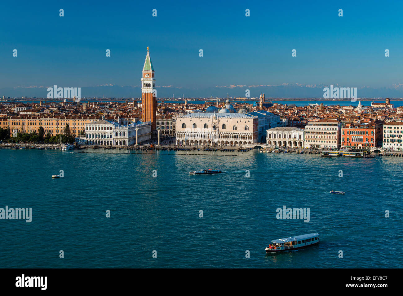 Skyline della città con Alpi innevate dietro, Venezia, Veneto, Italia Foto Stock