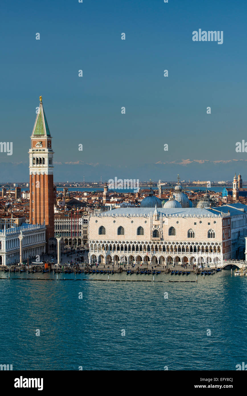 Vista dall'alto del Campanile di San Marco e il Palazzo Ducale con Alpi innevate dietro, Venezia, Veneto, Italia Foto Stock