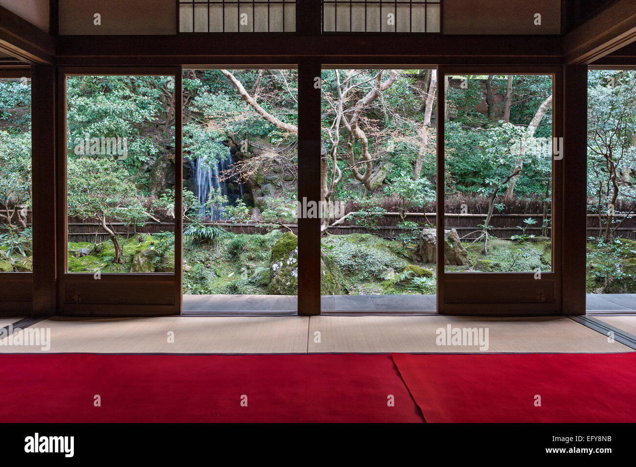 Nanzen-ji il tempio zen, Kyoto, Giappone. Vista sul giardino dall'interno dell'edificio Hojo (l'Abbot's residence) Foto Stock