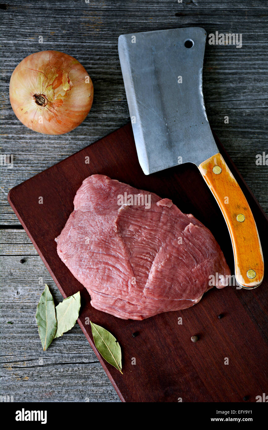 Crudo fresco rosso bistecca di carne sul tagliere di legno, ingredienti alimentari Foto Stock