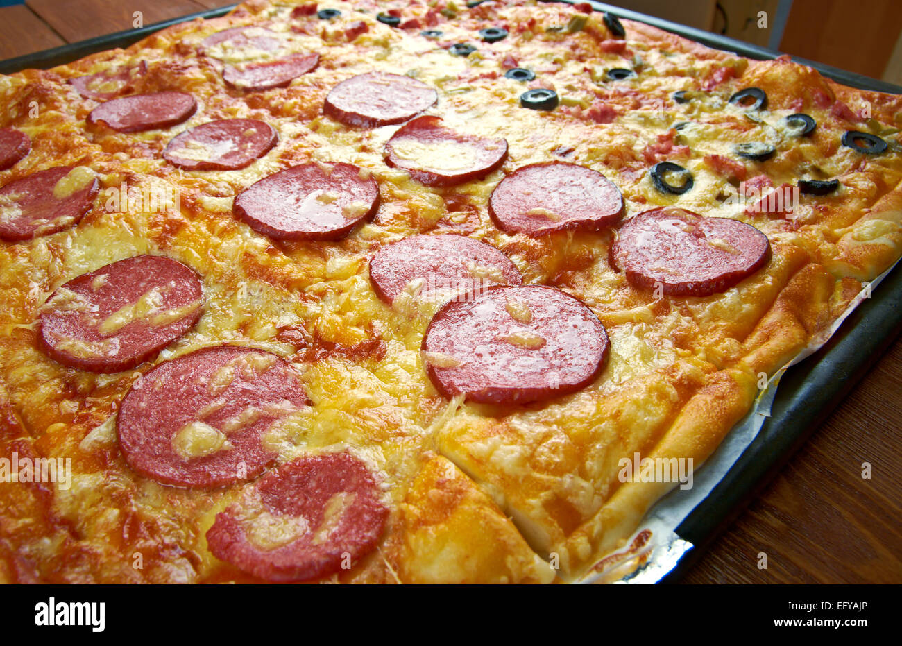 Strisce di Pizza - stile di pizza in comune la condizione degli Stati Uniti ,hanno un po' spessa crosta e sono sormontate Foto Stock