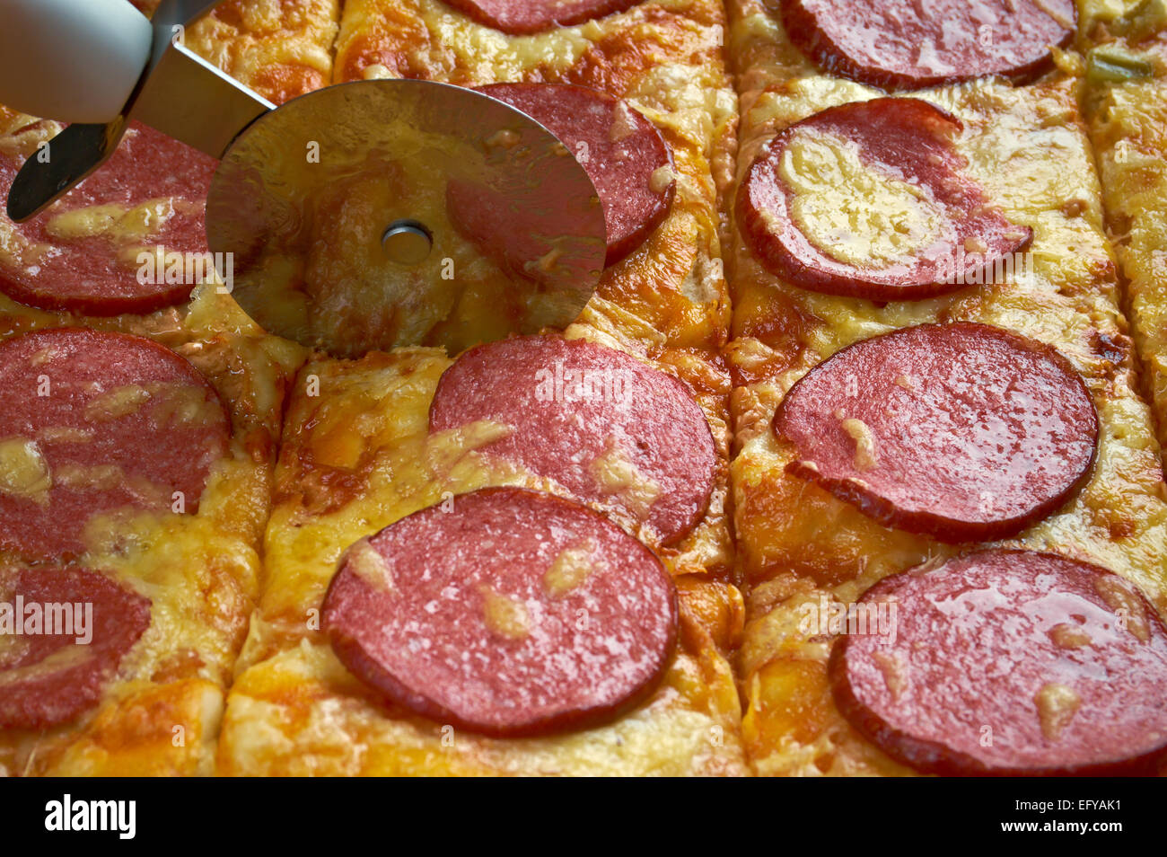 Strisce di Pizza - stile di pizza in comune la condizione degli Stati Uniti ,hanno un po' spessa crosta e sono sormontate Foto Stock