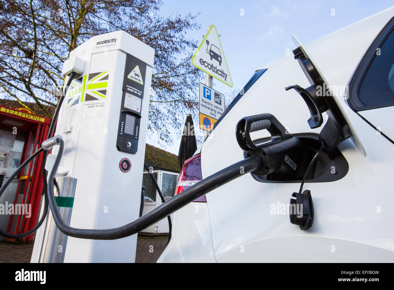Un auto elettrica ricarica a una stazione di servizio nel Regno Unito Foto Stock