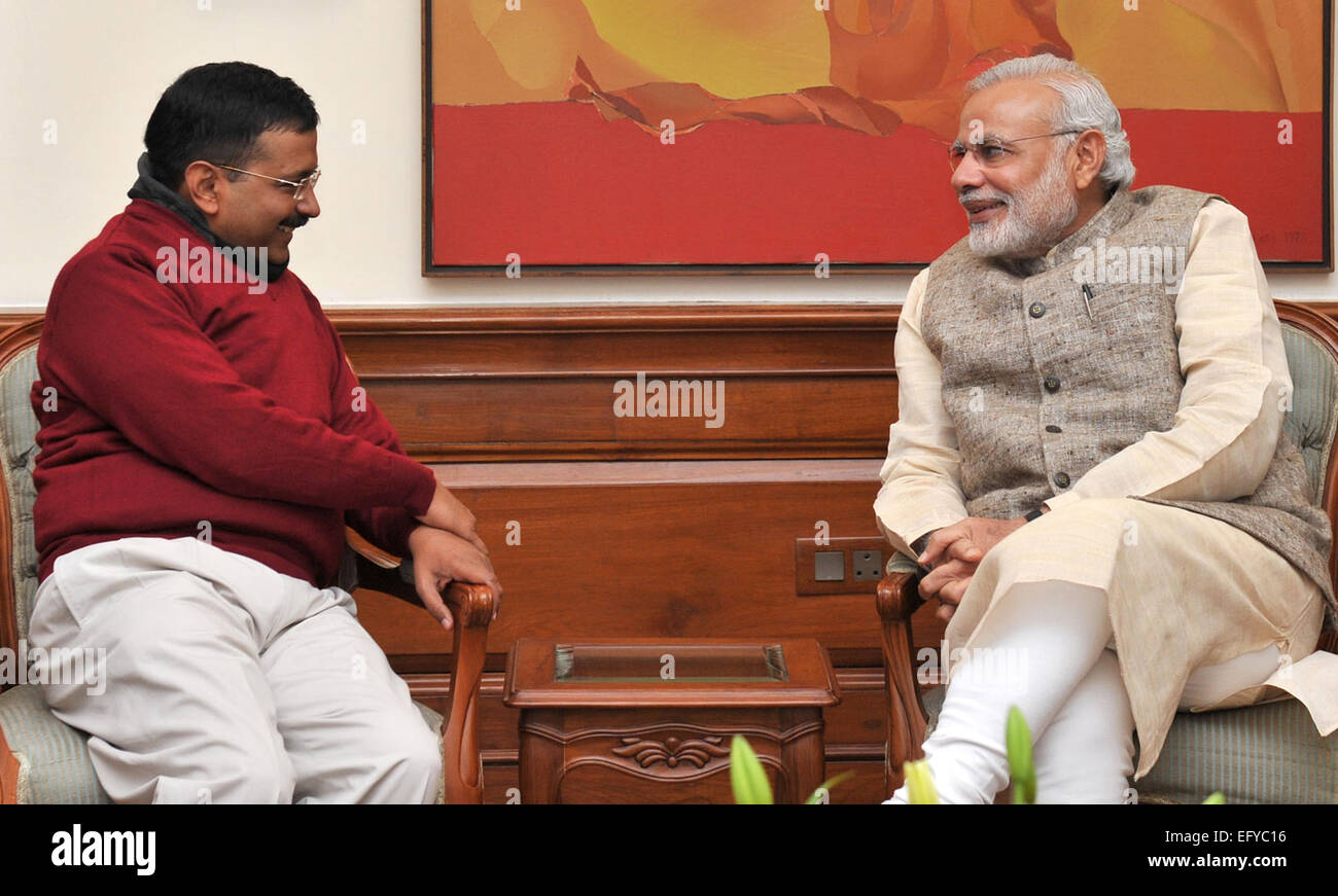 New Delhi, India. 12 Feb, 2015. Aam Aadmi Party (AAP) capo e Delhi a capo del ministro designato Arvind Kejriwal (L) incontra il Primo Ministro indiano Narendra Modi a modi la residenza ufficiale a Nuova Delhi, capitale dell'India, nel febbraio 12, 2015. Credito: Premere Information Bureau Governo dell India/Xinhua/Alamy Live News Foto Stock