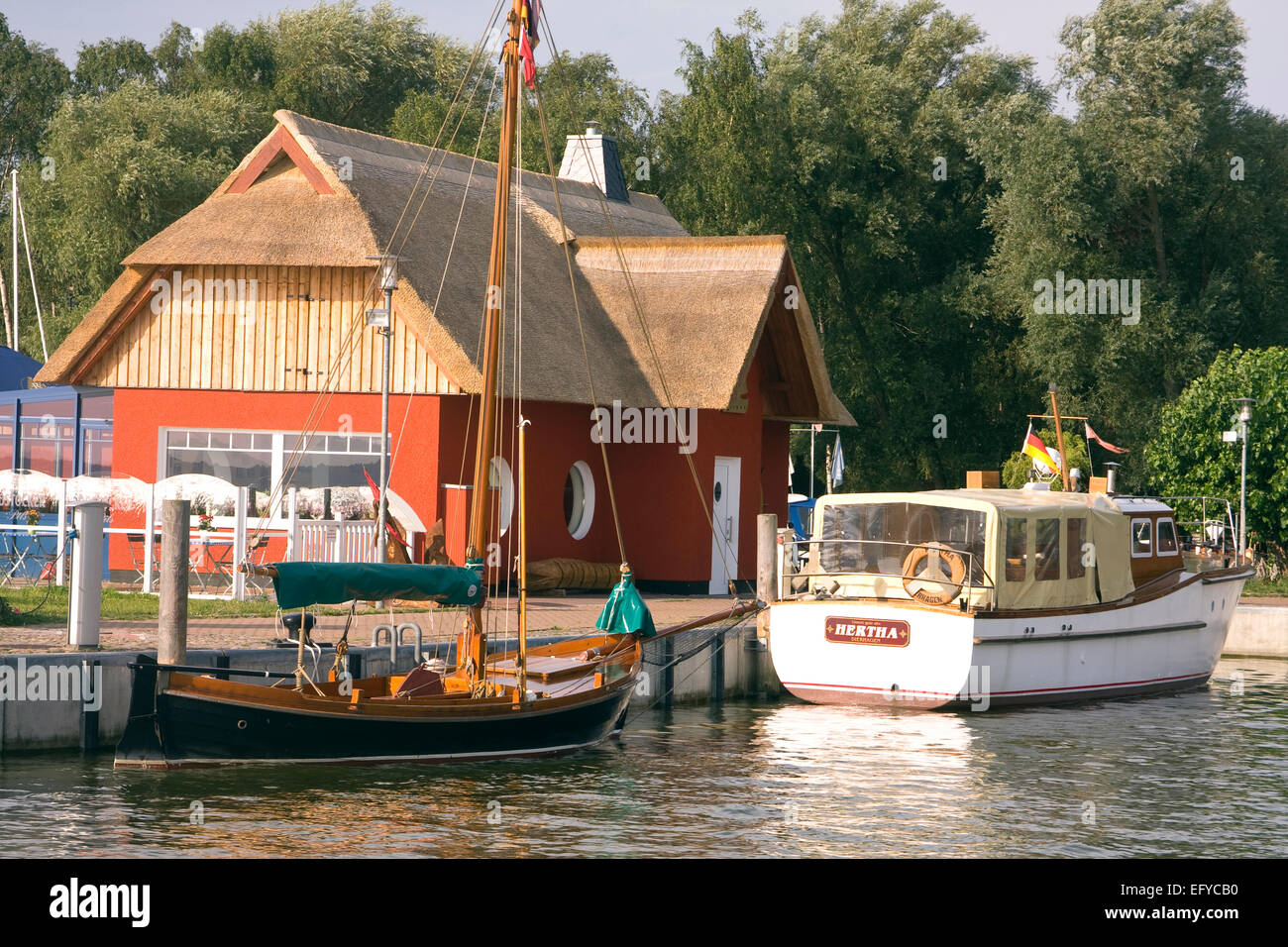 Yacht a vela sul Darß in marina di Ahrenshoop Althagen contro boathouses tipica Foto Stock