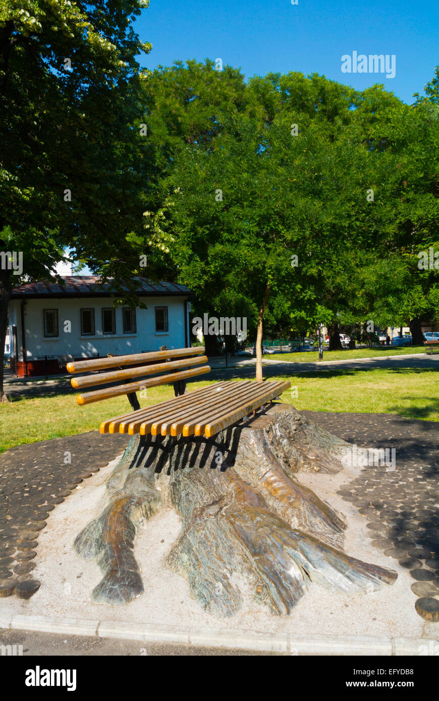 Panca costruita su ex pagoda giapponese albero che sono morti a causa di una malattia, Accademia park, centro di Belgrado, Serbia, Europa sud-orientale Foto Stock