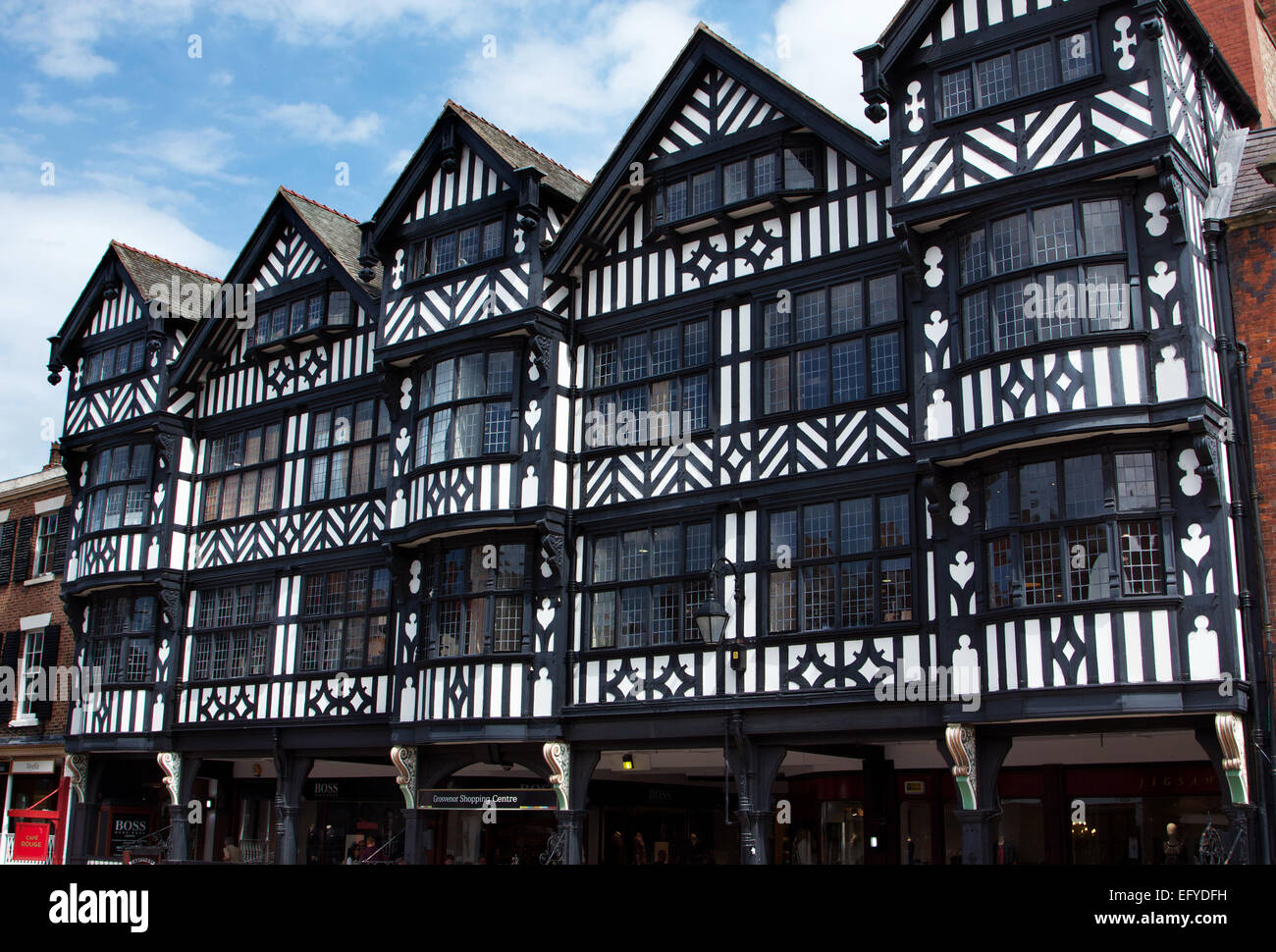 Tradizionale in bianco e nero di edifici in stile tudor a Chester, Inghilterra Foto Stock