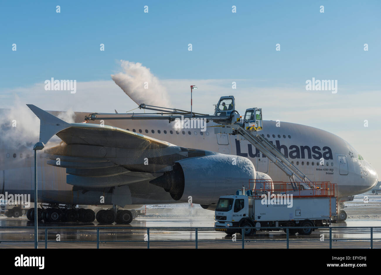 Lufthansa Airbus A380-841 durante lo sbrinamento all'aeroporto di Francoforte, Frankfurt am Main, Hesse, Germania Foto Stock