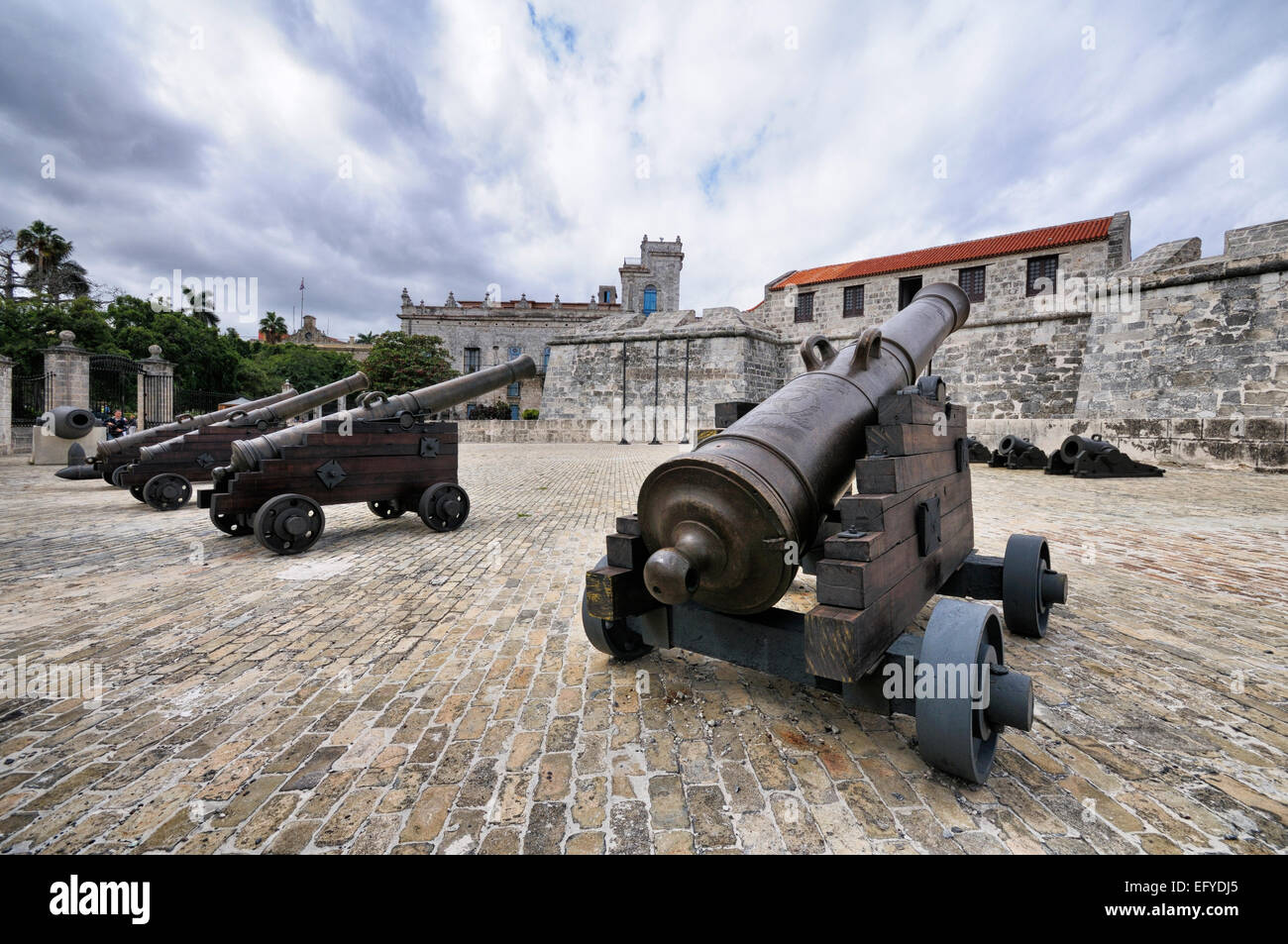 Il cannone presso la Fortezza Spagnola Castillo de la Real Fuerza, sul retro del Palacio del Segundo Cabo, centro storico Foto Stock
