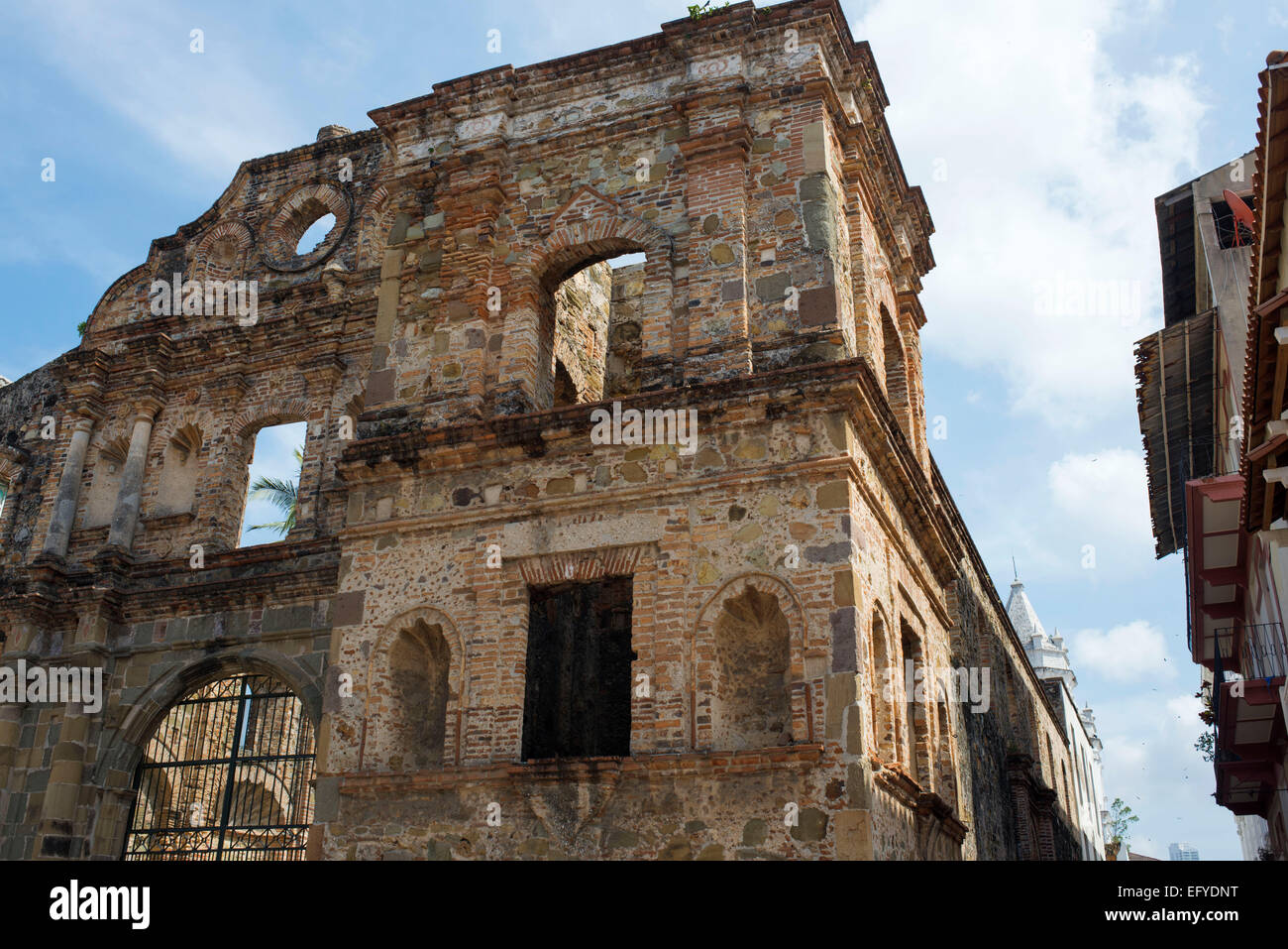 America centrale, Panama, Panama City. Storica Chiesa di Santo Domingo rovine. Le rovine della chiesa e convento di Santo Domingo Foto Stock