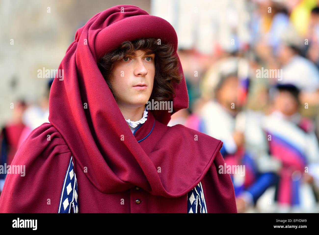 Costume medievale in parata prima la storica corsa di cavalli Palio di Siena e da Piazza del Campo a Siena, Toscana, Italia Foto Stock