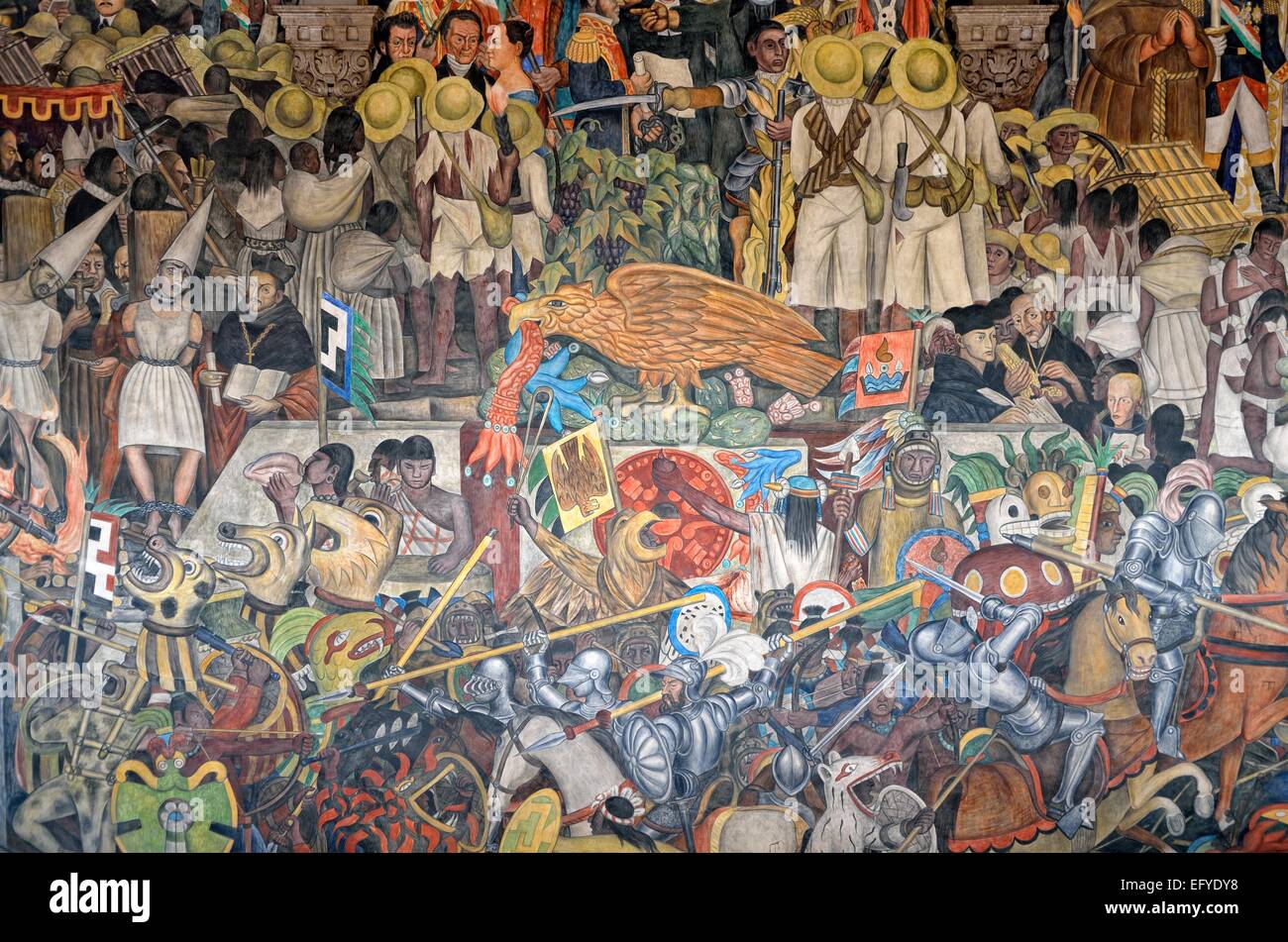 Scene di lotta e colorati di pittura ad affresco di Diego Rivera sulla storia del Messico, la scala del Palacio Nacional Foto Stock