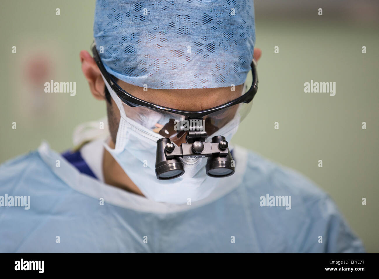 Un chirurgo che lavora in una UK NHS hospital Foto Stock