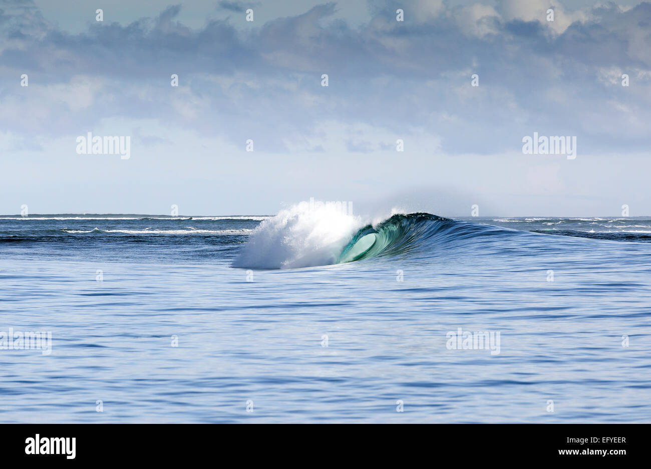 Blue Wave Surf nelle Molucche, Indonesia Foto Stock