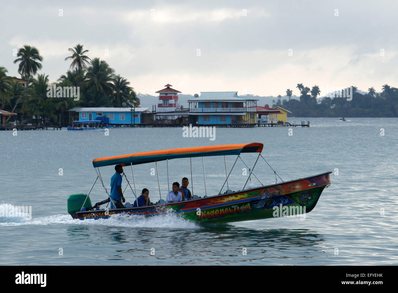 Barca a Panama Bocas del Toro lungomare. Panama. Litorale di Bocas città con alberghi, ristoranti e taxi acquei, Bocas del Tor Foto Stock