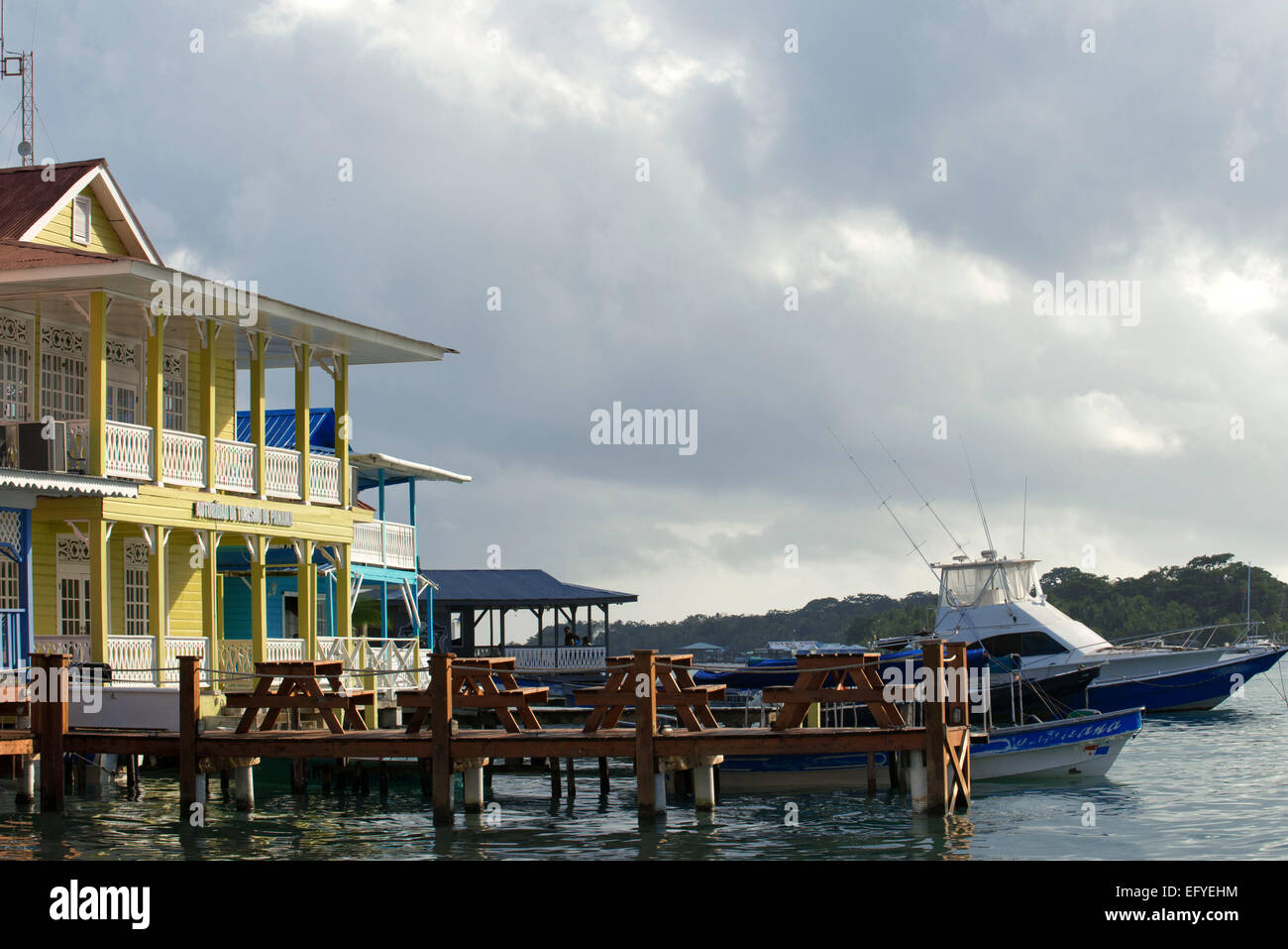 Panama Bocas del Toro lungomare. Panama. Litorale di Bocas città con alberghi, ristoranti e taxi acquei, Bocas del Toro, Panam Foto Stock
