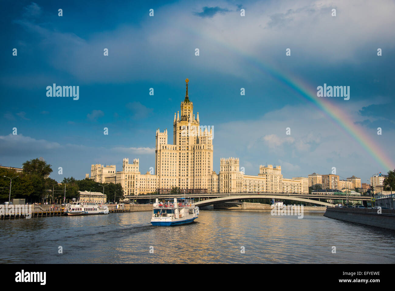 Stalin con una torre rainbow, fiume Moskva, Mosca, Russia Foto Stock