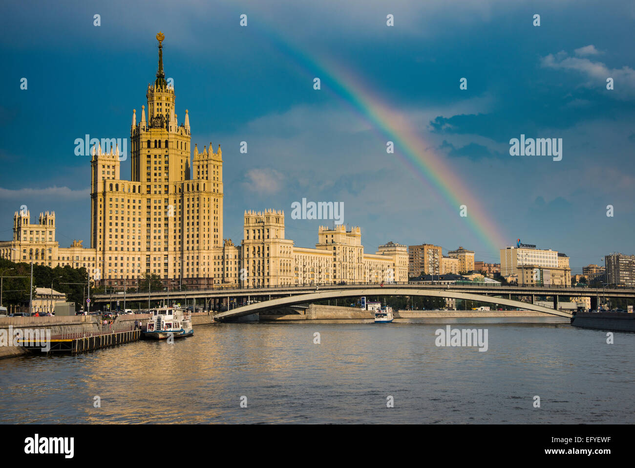 Stalin con una torre rainbow, fiume Moskva, Mosca, Russia Foto Stock