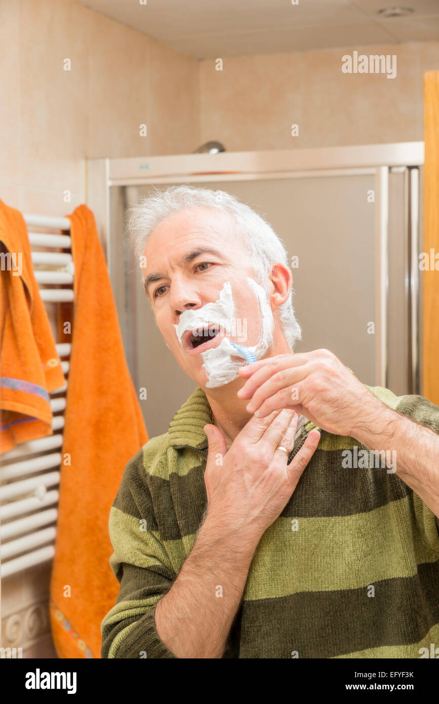 L'uomo la rasatura in bagno Foto Stock