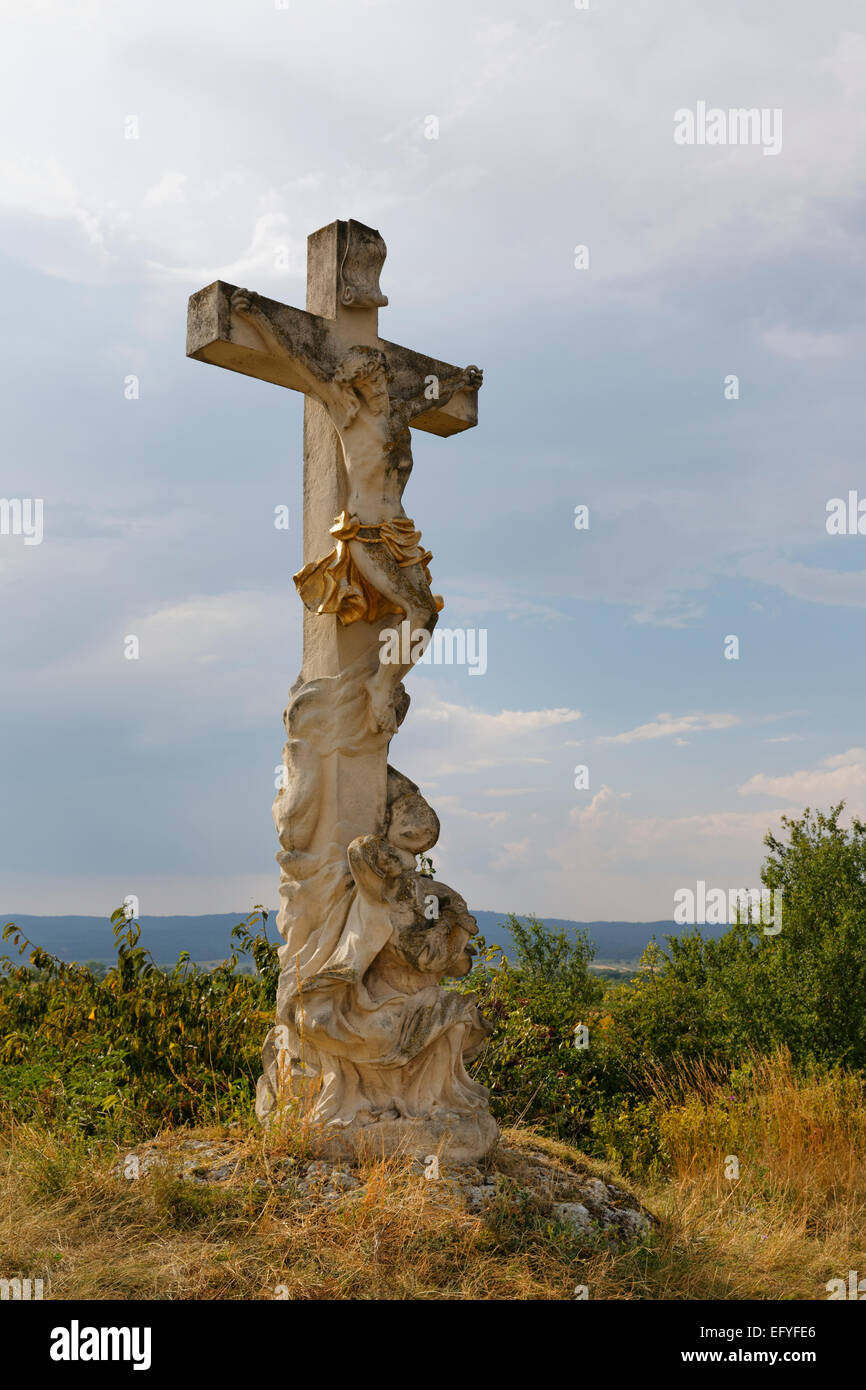 Croce di pietra accanto alla cappella di Rosalia, Oggau am Neusiedler See, parte settentrionale del Burgenland, Burgenland, Austria Foto Stock