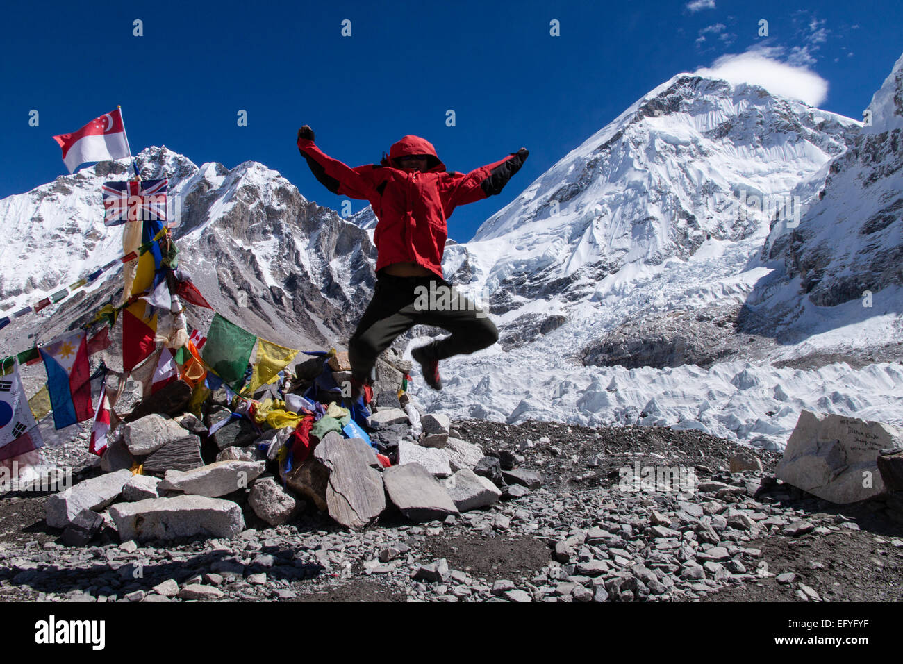 Celebrando avendo raggiunto il Campo Base Everest Foto Stock