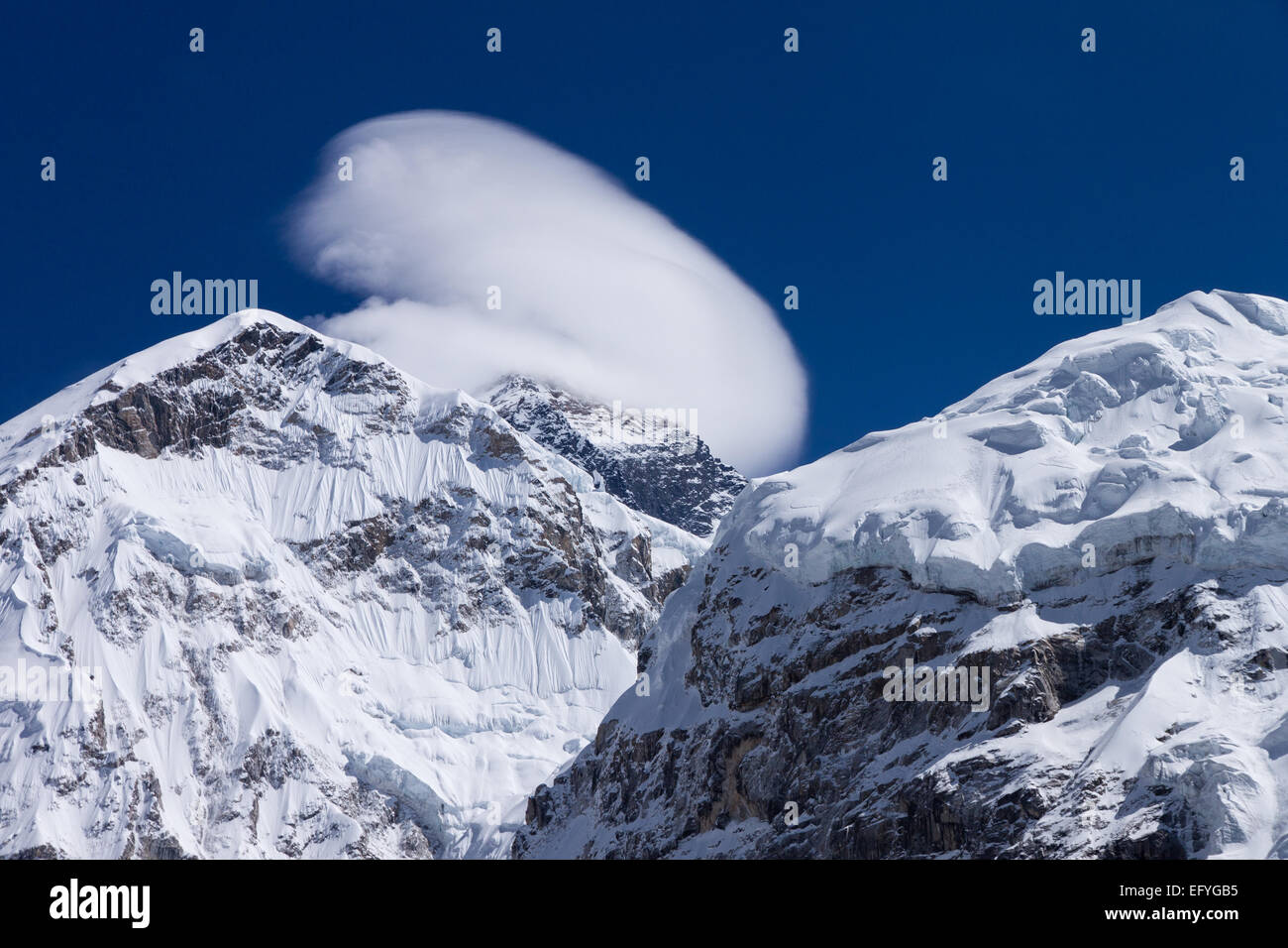 Una tempesta brewing sul Monte Everest Foto Stock