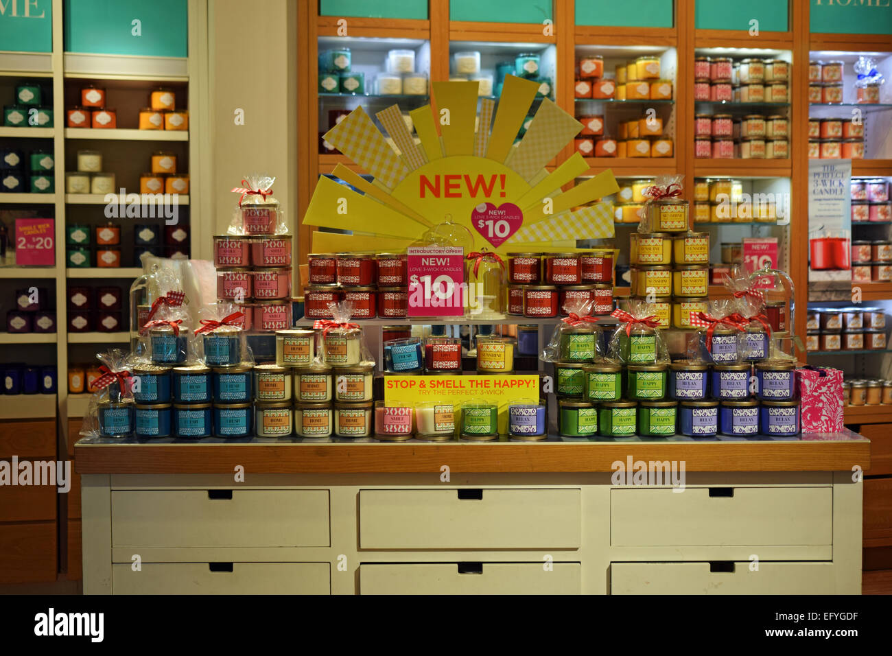 Le candele profumate per vendita a Bath & Body Works in negozio il Roosevelt Field Mall in città giardino, Long Island, New York. Foto Stock