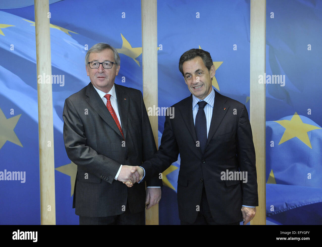 Bruxelles, Belgio. 12 Feb, 2015. Il Presidente della Commissione Europea Jean Claude Juncker (L) soddisfa con l' ex Presidente francese Nicolas Sarkozy alla sede centrale dell'UE in Brussles, Belgio, del 12 febbraio 2015. Credito: Voi Pingfan/Xinhua/Alamy Live News Foto Stock