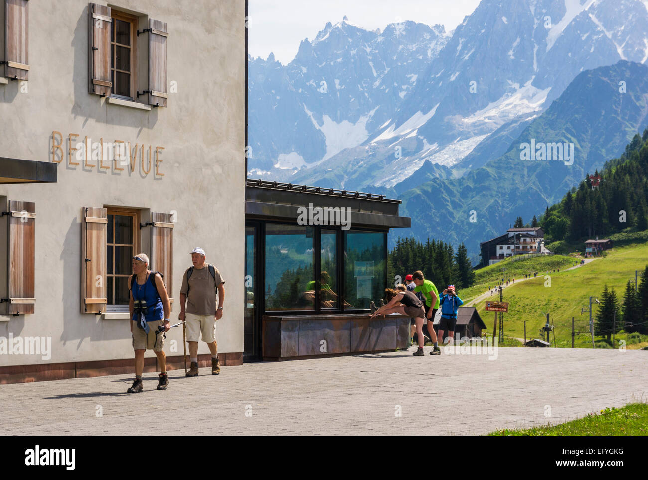 Gli escursionisti in estate presso il Bellevue Hotel con Aiguille du Midi dietro, Chamonix, Francia, Europa Foto Stock