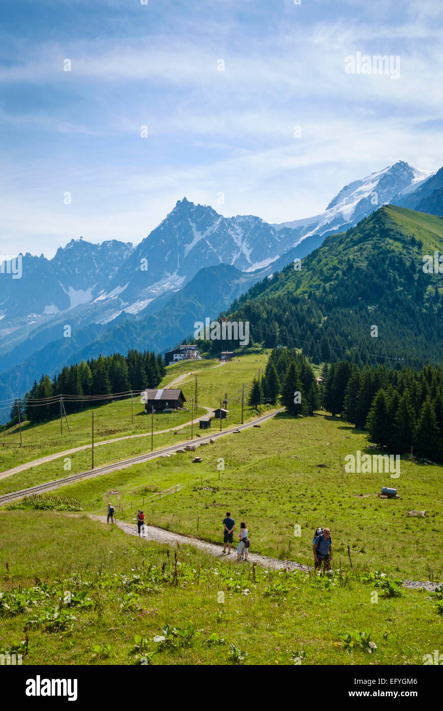 Walkers a Bellevue sopra Les Houches con l'Aiguille du Midi dietro, Valle di Chamonix, sulle Alpi francesi, Francia, Europa Foto Stock