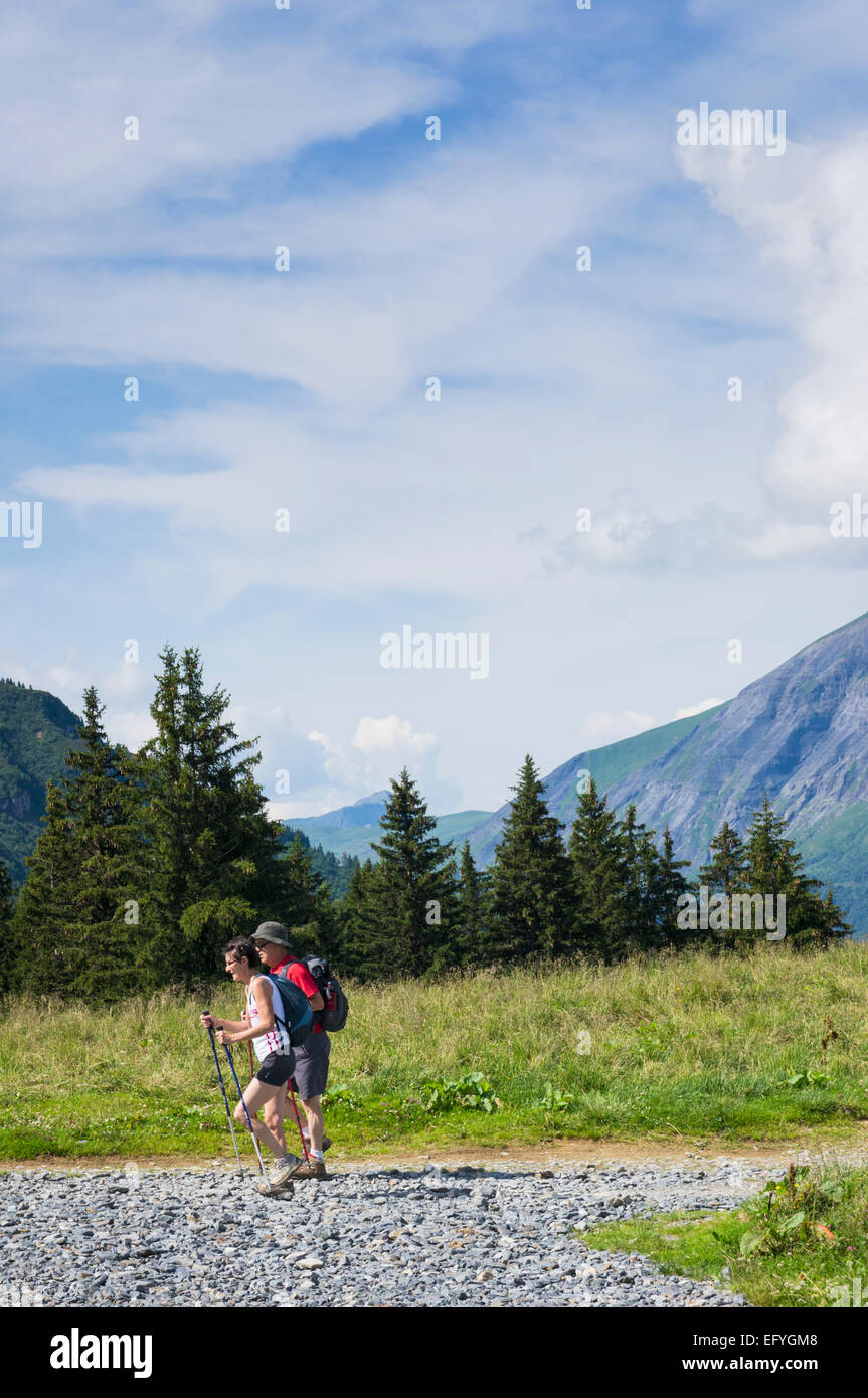 Walkers su un percorso al di sopra della valle di Chamonix, sulle Alpi francesi, Francia, Europa Foto Stock