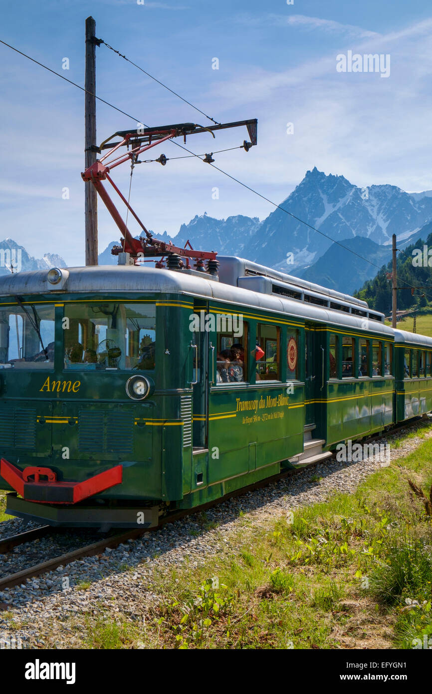 Il Mont Blanc mountain treno cog con l'Aiguille du Midi dietro, a Bellevue, vicino a Chamonix, sulle Alpi francesi, Francia Foto Stock