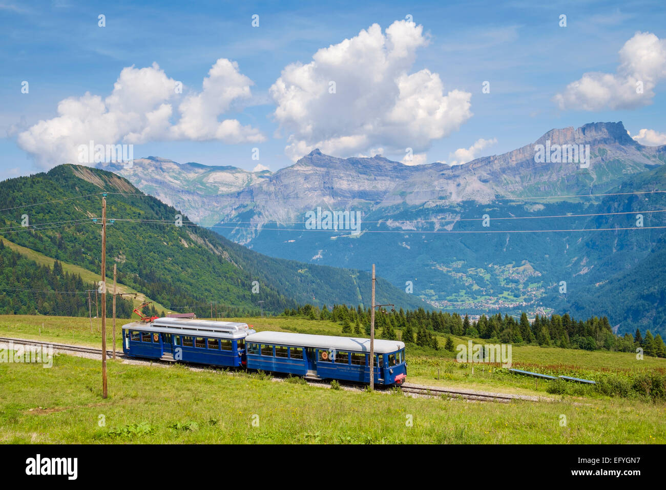 Il Mont Blanc mountain treno cog con Servoz borgo sottostante, a Bellevue, vicino a Chamonix, sulle Alpi francesi, Francia Foto Stock