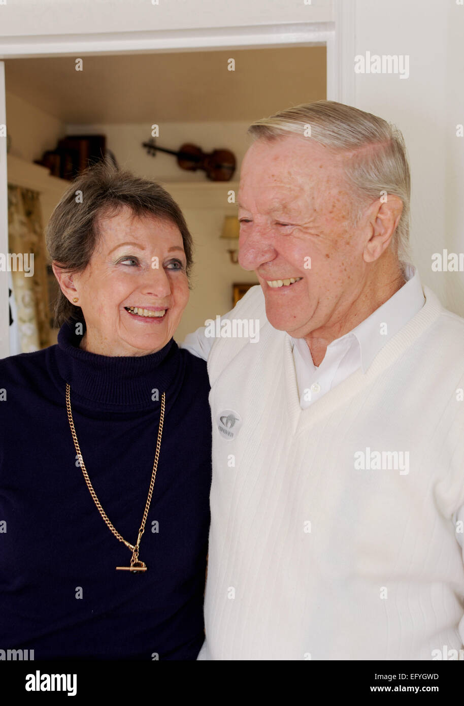 I pensionati anziani giovane maschio e femmina nel loro 80s ancora in cerca di amore felice e sorridente Foto Stock