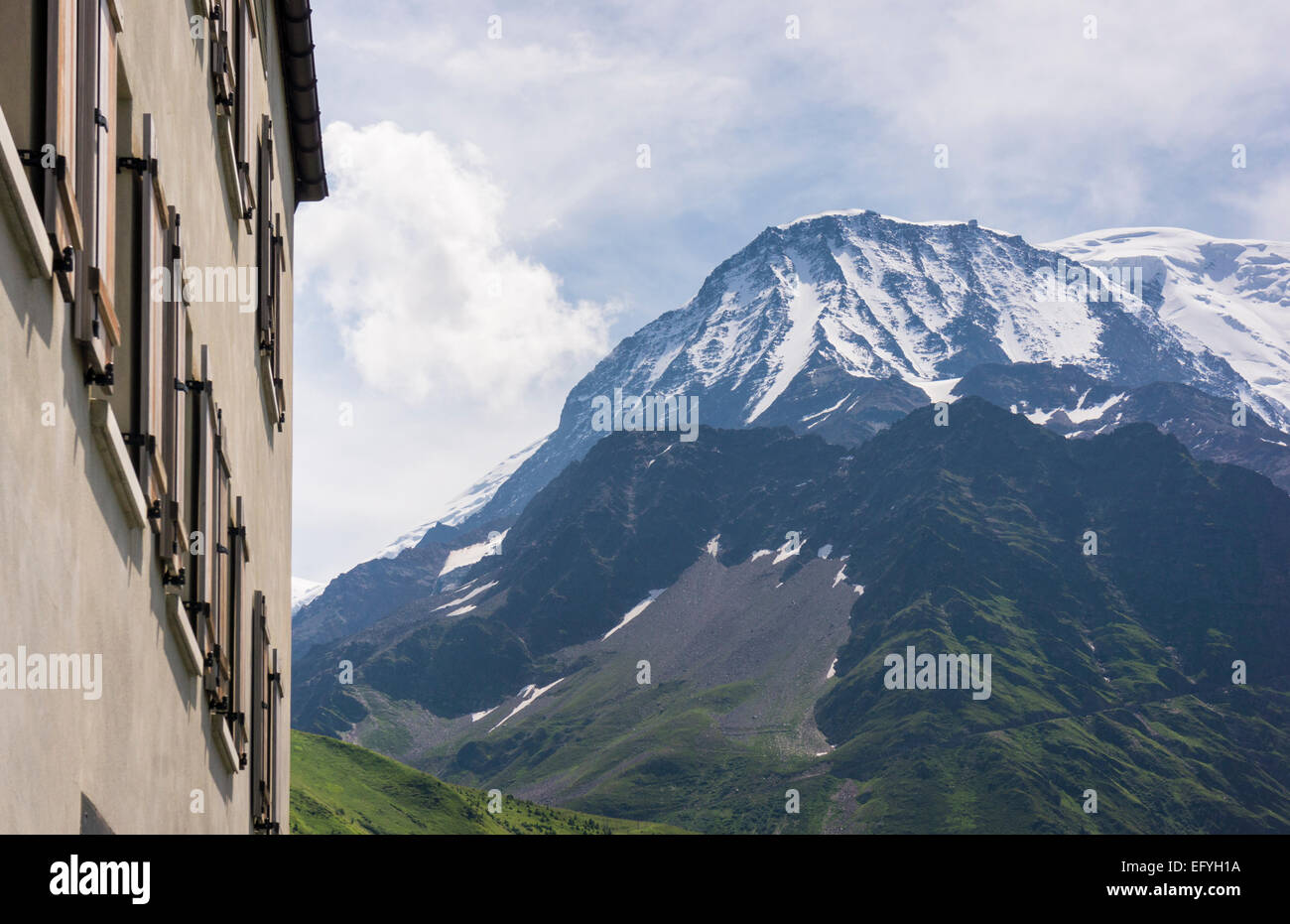 Aiguille du Gouter sul Mont Blanc picco di montagna e il Bellevue Hotel, al di sopra della valle di Chamonix, Alta Savoia, Francia, Europa Foto Stock