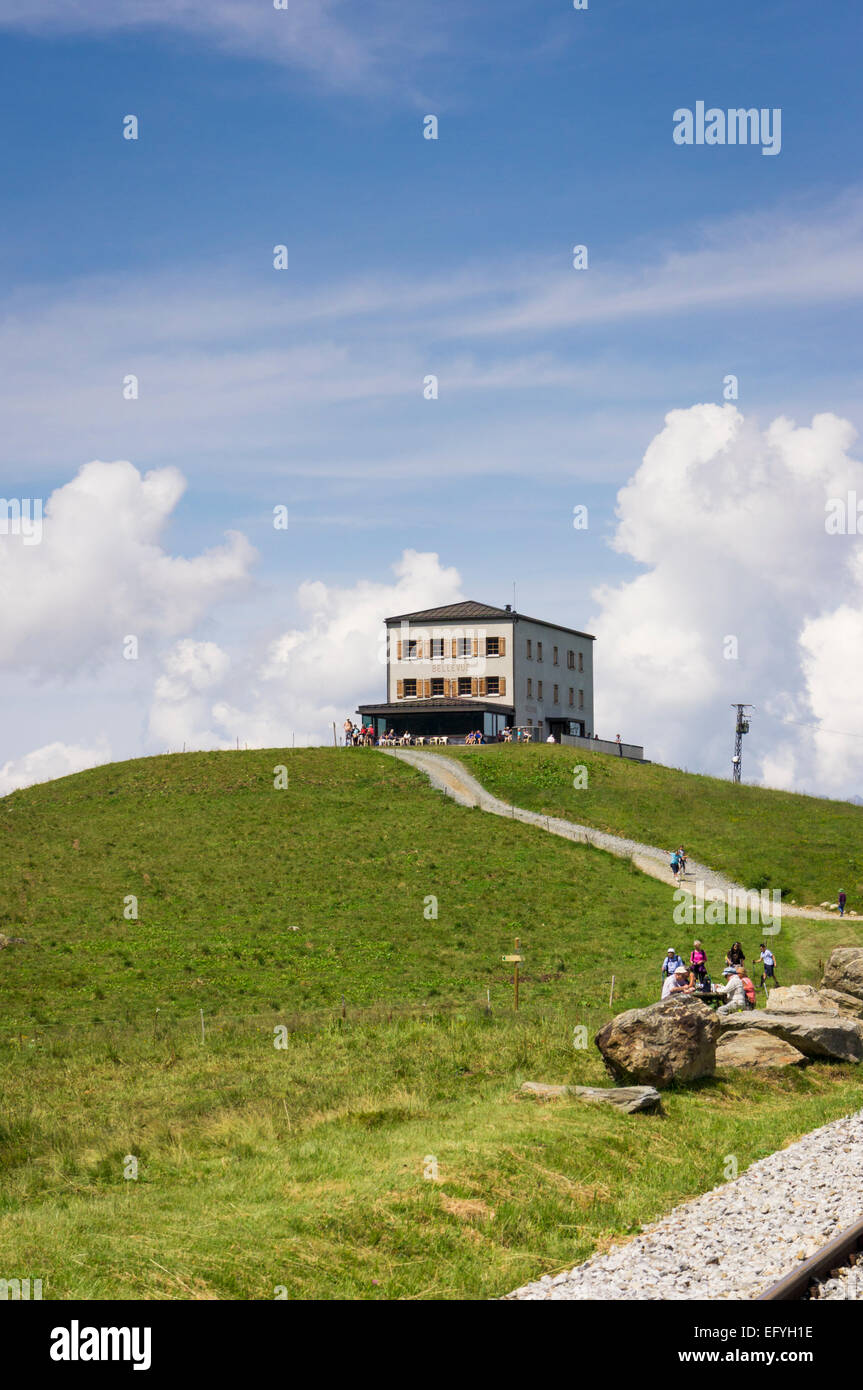 Walkers presso l'Hotel Bellevue al di sopra della valle di Chamonix, sulle Alpi francesi, Francia, Europa Foto Stock