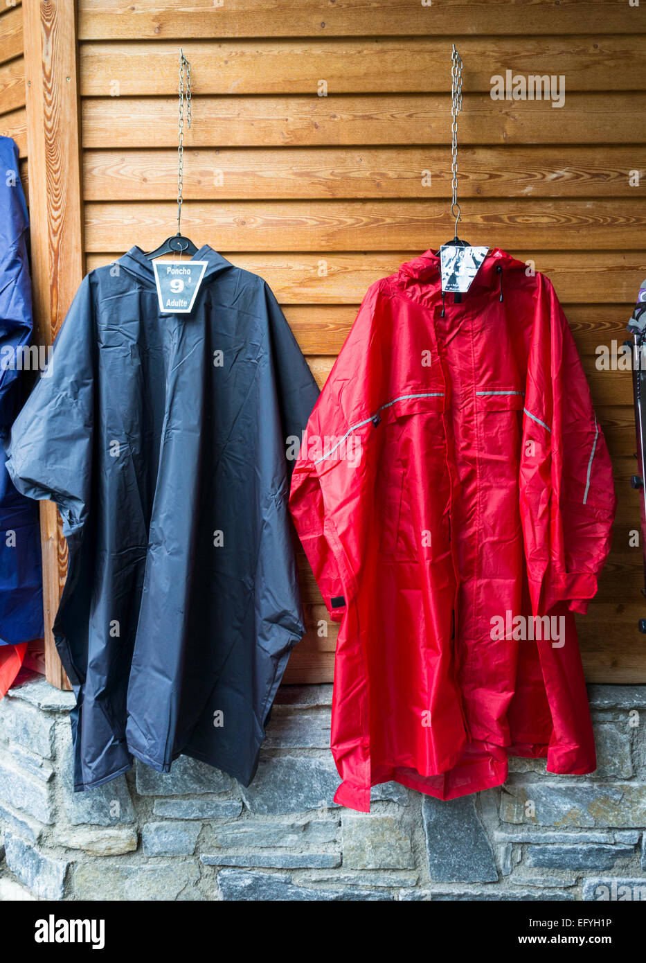 Cagoules impermeabile sul display al di fuori di un negozio di arrampicata, Europa Foto Stock Cagoules impermeabile sul display al di fuori di un negozio di arrampicata, Europa Foto Stock