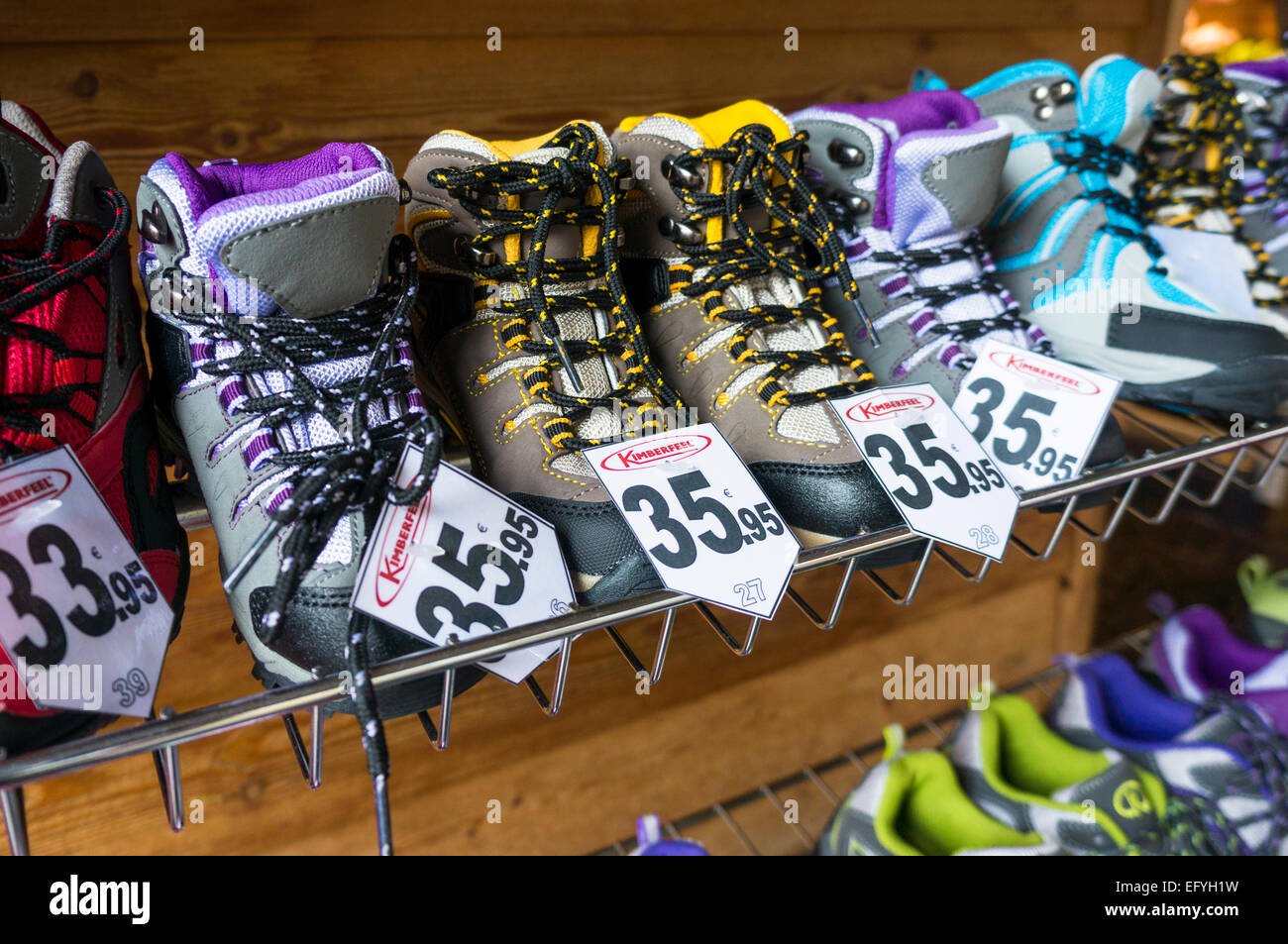 Scarponi da visualizzare al di fuori di un negozio di arrampicata nelle Alpi francesi, Francia, Europa Foto Stock