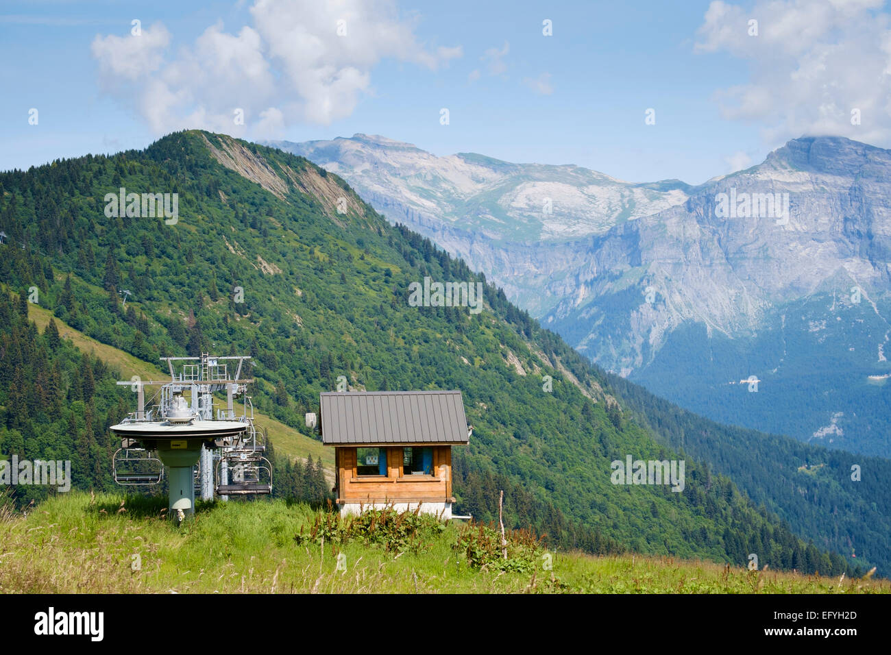 Seggiovia o impianti di risalita al di sopra della valle di Chamonix, Francia, Europa Foto Stock