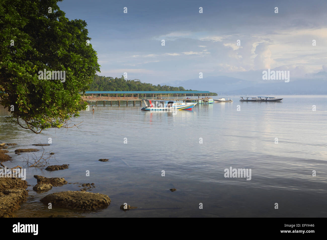 Turismo barche e spiaggia costa sulla Bunaken Island, Sulawesi Foto Stock