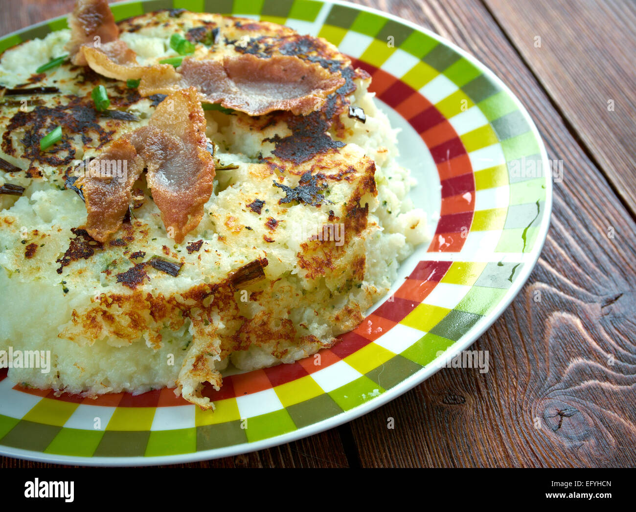 Trinxat - cibo dalla Catalogna, fatta con patate e cavolo e carne di maiale.Cucina Europea Foto Stock