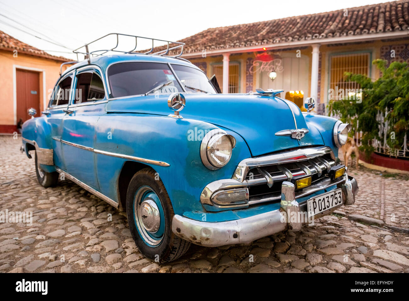 Auto d'epoca, antica strada cruiser, centro storico, Trinidad, Sancti Spíritus Provincia, Cuba Foto Stock