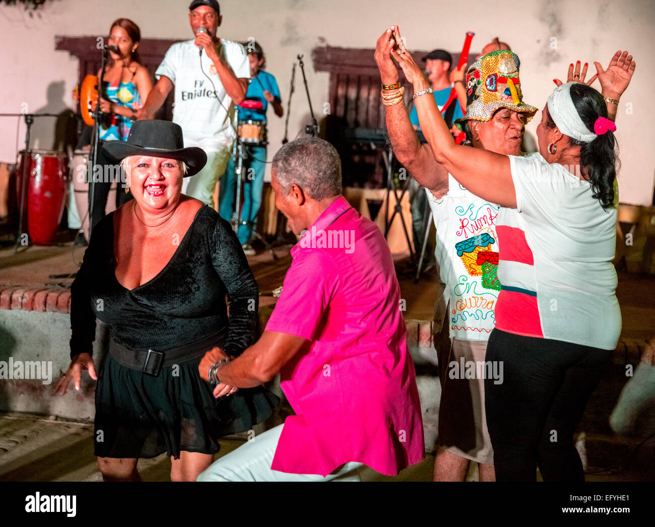 Anziani cubani godendo la salsa a ballare la musica di una band dal vivo, in un mercato di Trinidad, Sancti Spíritus Provincia, Cuba Foto Stock
