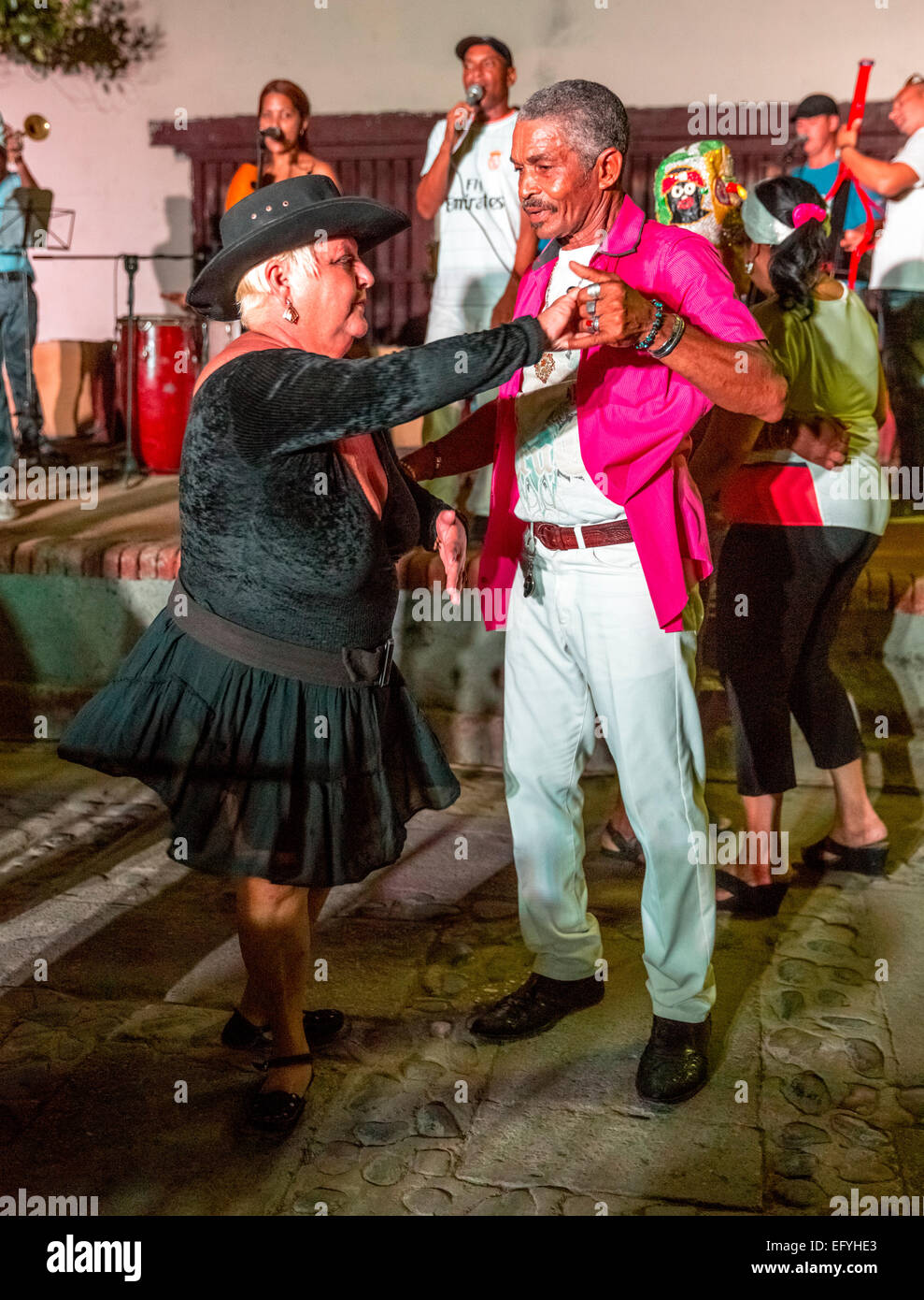 Anziani cubani godendo la salsa a ballare la musica di una band dal vivo, in un mercato di Trinidad, Sancti Spíritus Provincia, Cuba Foto Stock